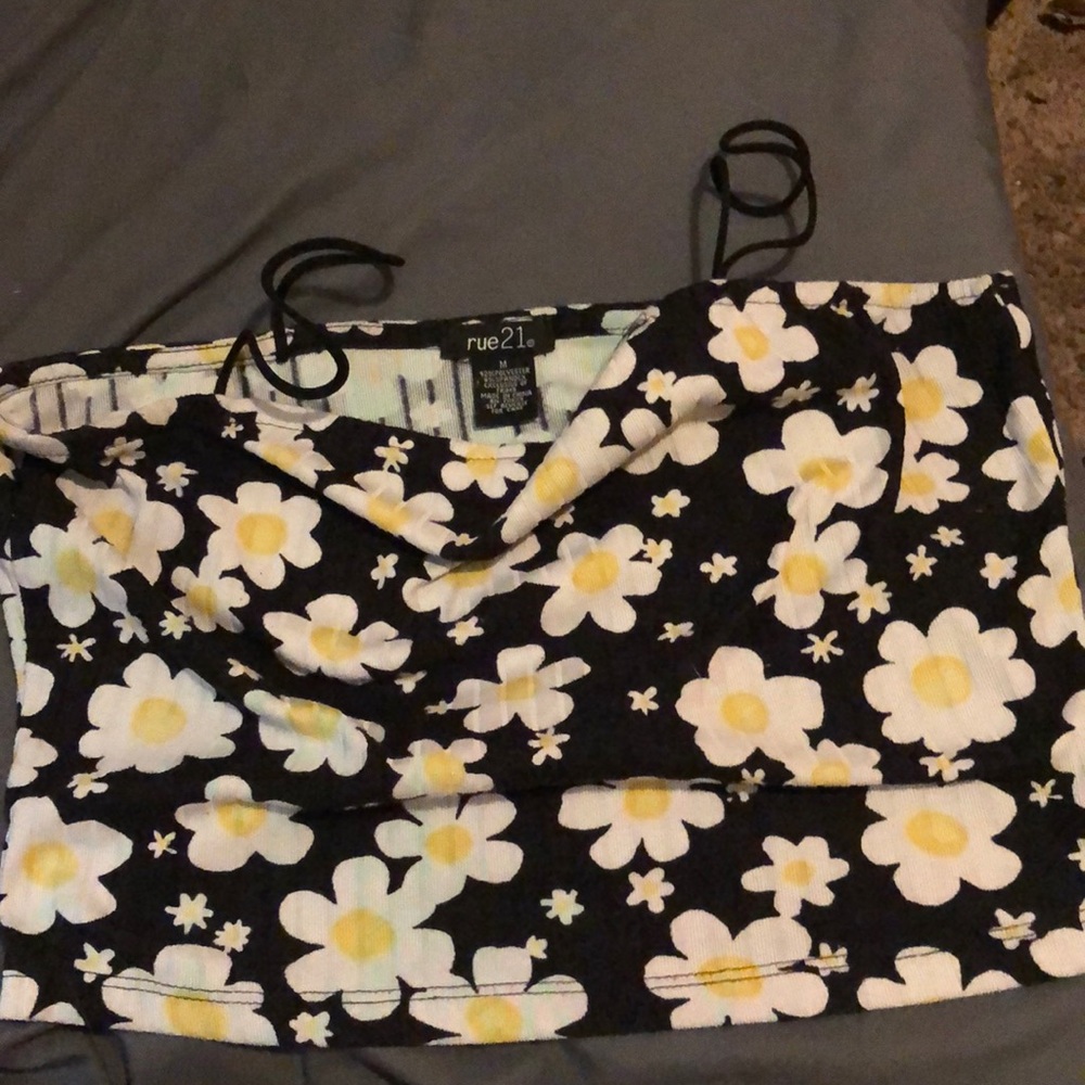 White and yellow daisy rue 21 top size medium
